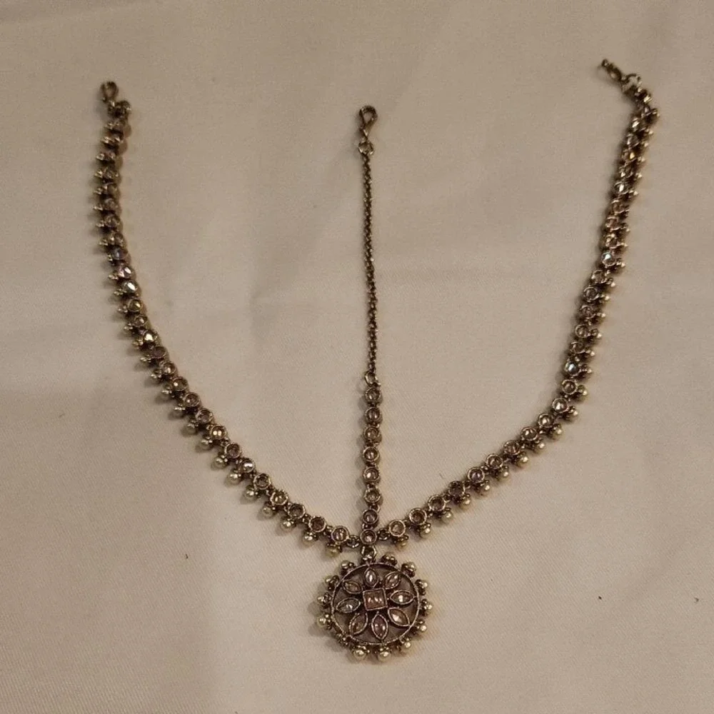 Elegant‎ Mathapatti with Intricate Pendant